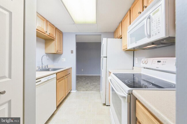 Building Photo - 214 VILLAGE Walk