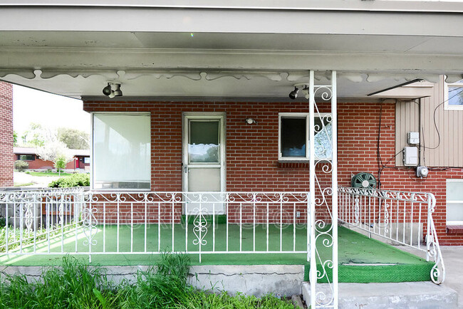 Building Photo - 983 Jasper Cir S