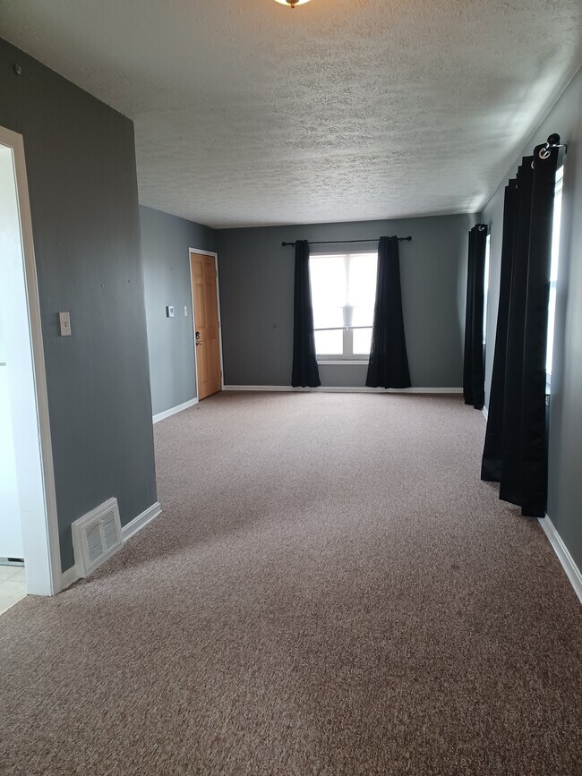 Livingroom - 106 Greencrest Ter