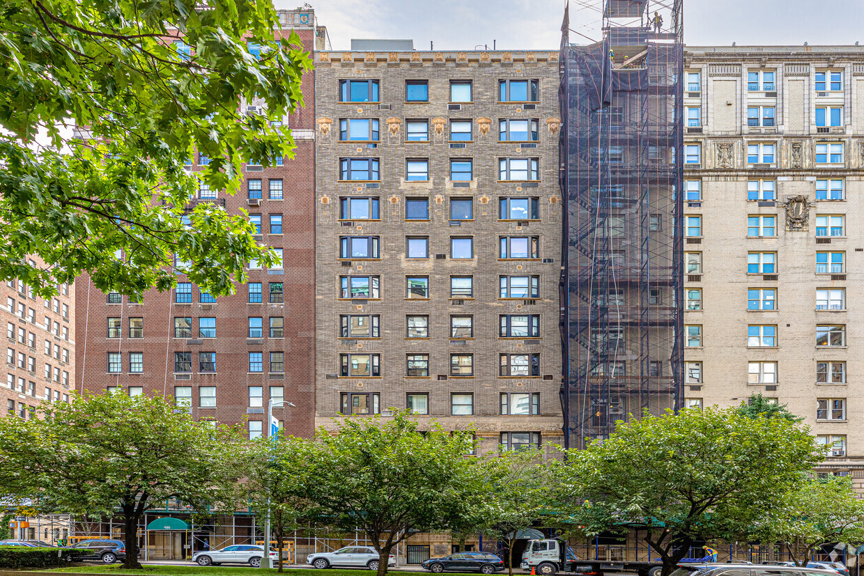 Primary Photo - Park Avenue Apartments