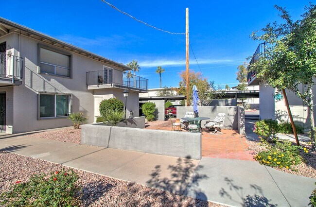 Building Photo - Furnished Remodeled 2 Bedroom + 1 Bathroom...