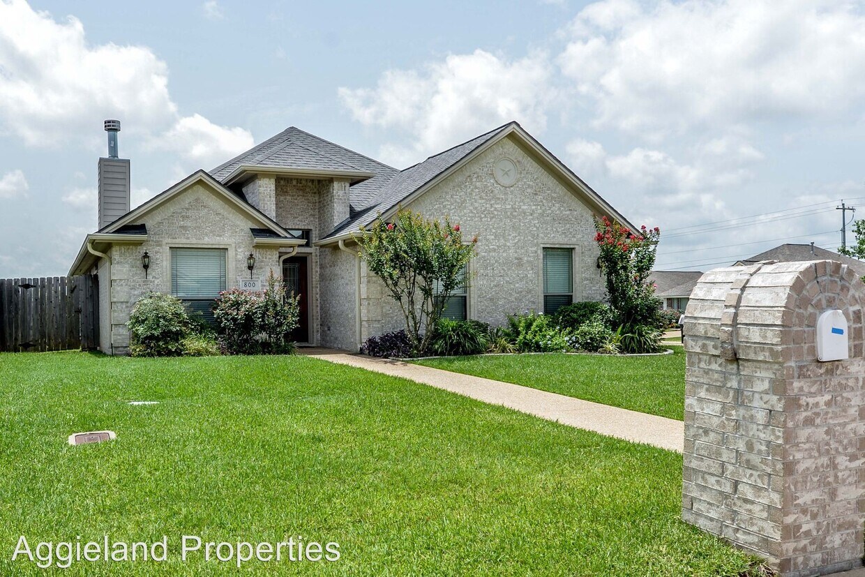 Primary Photo - 4 br, 3 bath House - 800 Turtle Dove