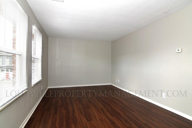 Building Photo - 216 E 13th St