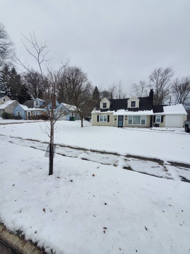 Building Photo - Charming 4-Bedroom Property in Prime Location