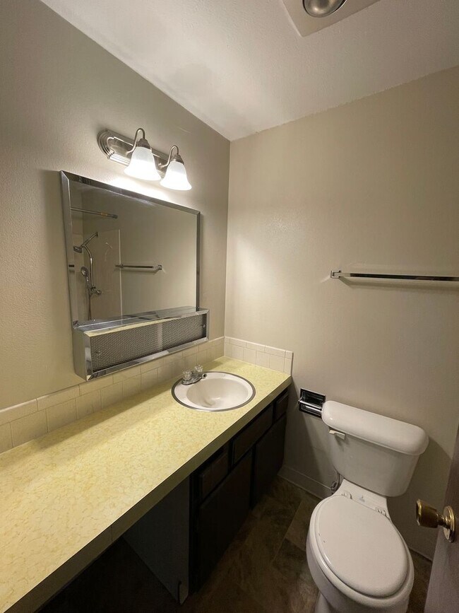 Foto del edificio - Hard to find 2 bdrm, 1.5 bath unit with wa...