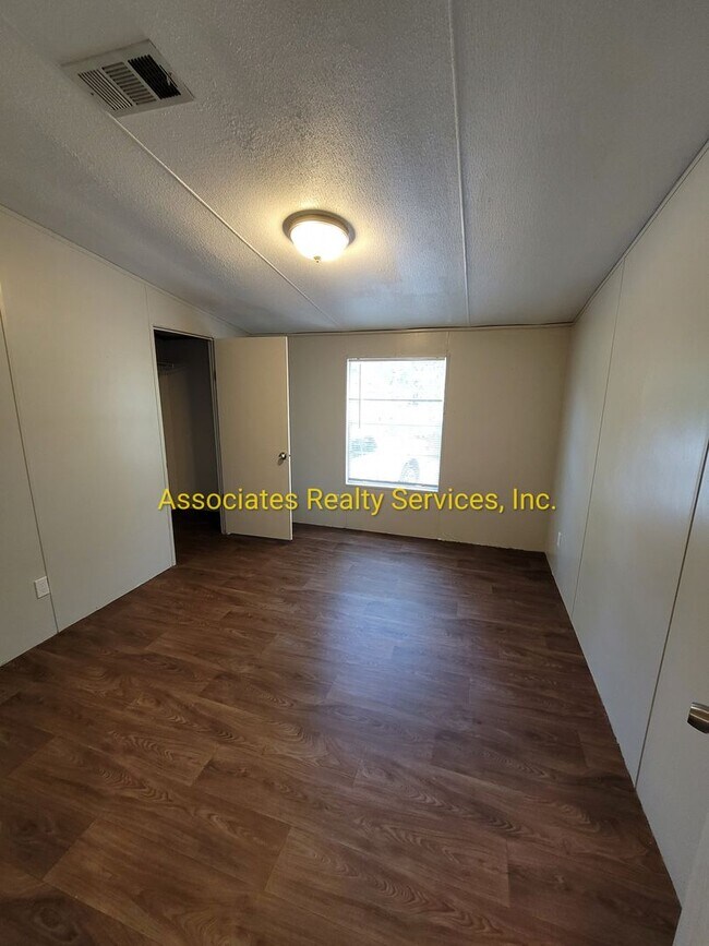 Building Photo - Quiet Country Living!