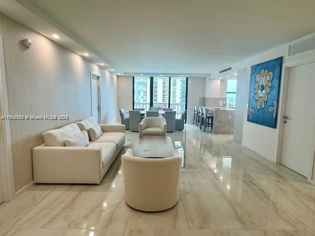 Foto principal - 9801 Collins Ave
