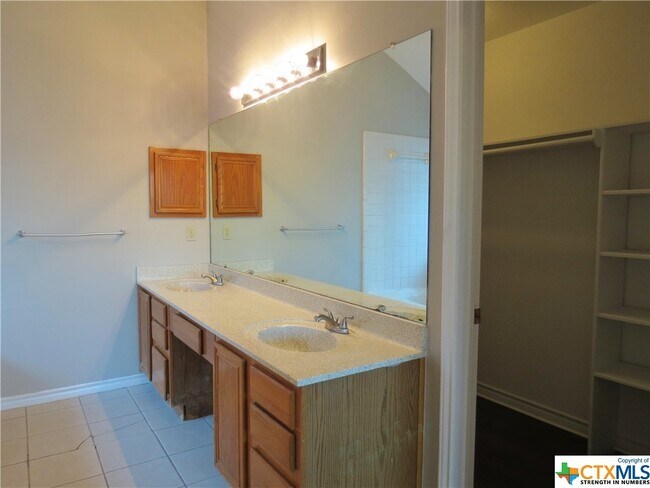 Building Photo - 1260 Hilltop Dr