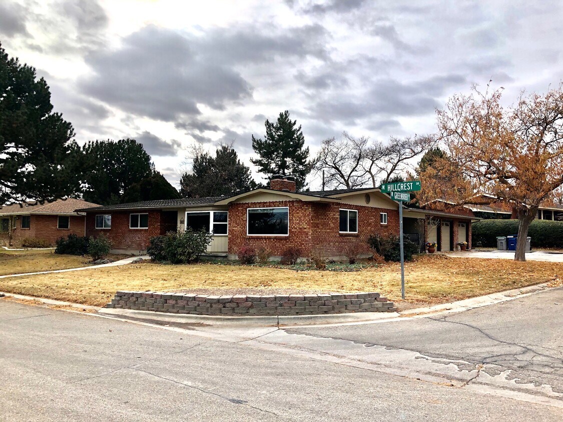 Primary Photo - 3411 W Hillcrest Dr