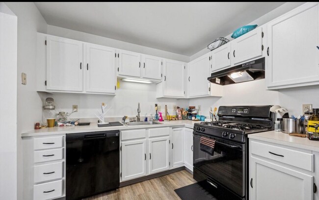 Building Photo - 801 Evergreen Cir