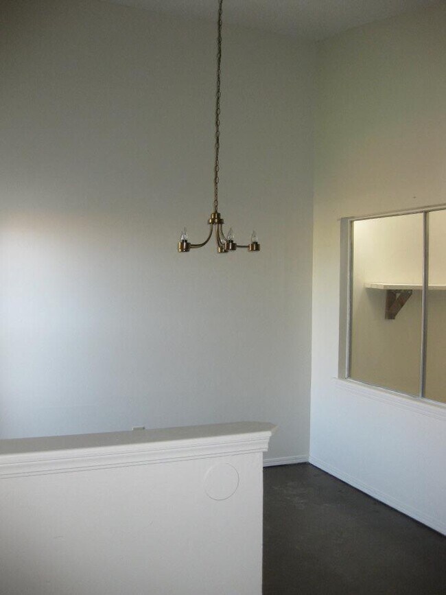 Photo - 3 bed 2 bath duplex for rent near I-240 and Western, close to everything! House