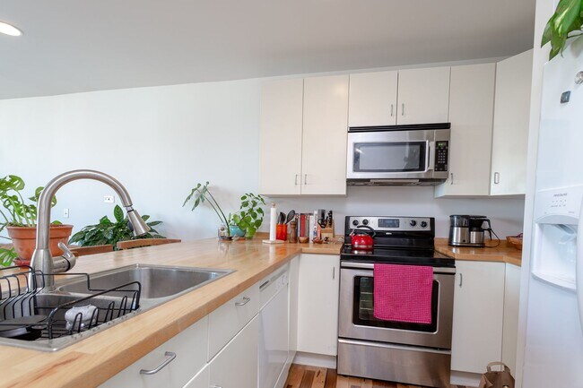 Foto del edificio - Cozy 1/BR 1/BA with Private Balcony & Mode...