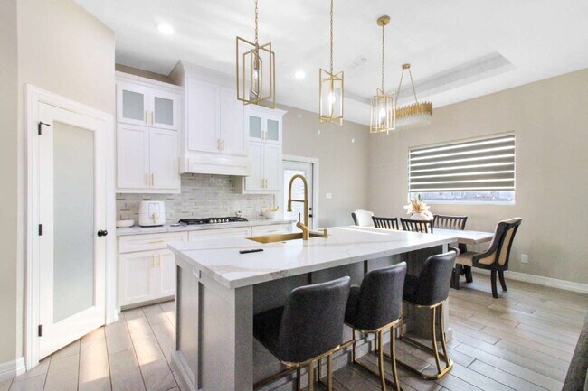 Foto del edificio - "Luxurious 4-Bed Oasis with Pool & 3.5 Baths in McAllen's Prime Locale!"