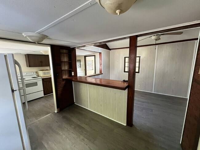 Foto del edificio - 7955 Elliott Rd