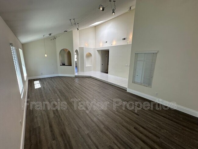 Foto del edificio - 4982 Wildwood Dr