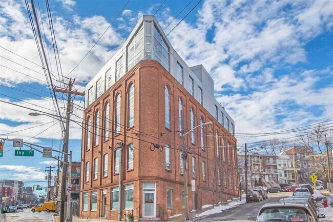 Building Photo - 704 Grand St