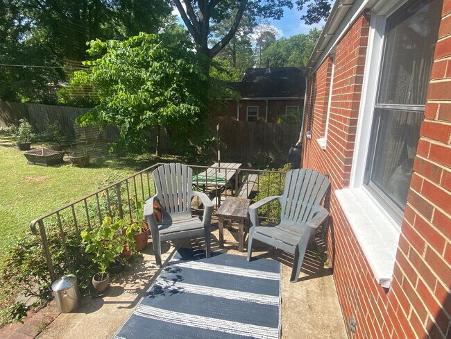 Building Photo - 3 BR / 1.5 BA Lovely Super Clean Three Bed...