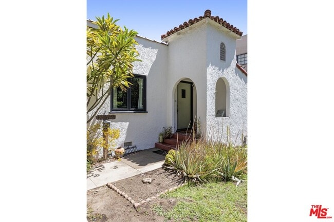 Building Photo - 11269 La Maida St