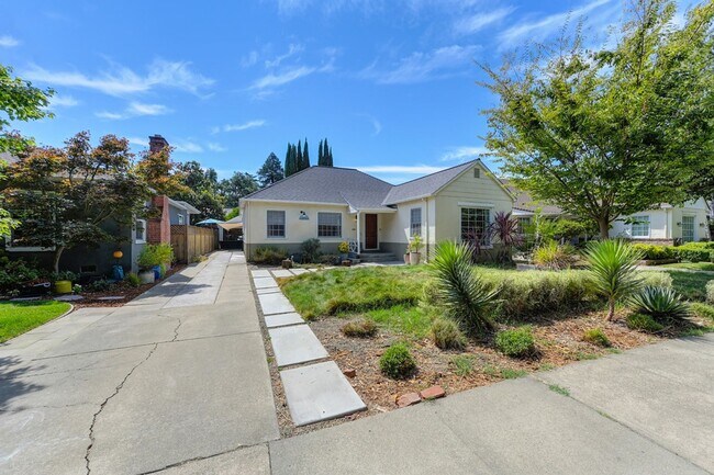 Building Photo - Rare Land Park Home