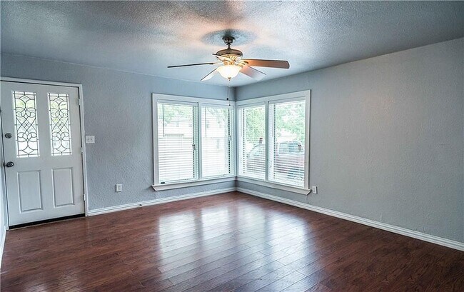 Sala de estar - 109 E 3rd St