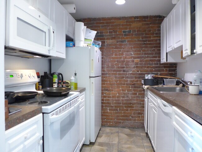 Building Photo - 1686 Washington St