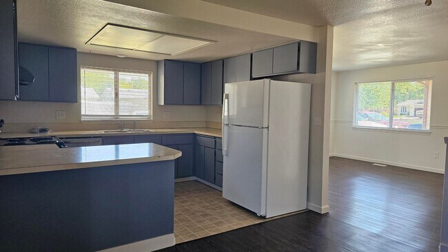 Foto del edificio - Spacious 4-Bedroom Home – New Updates, Fen...