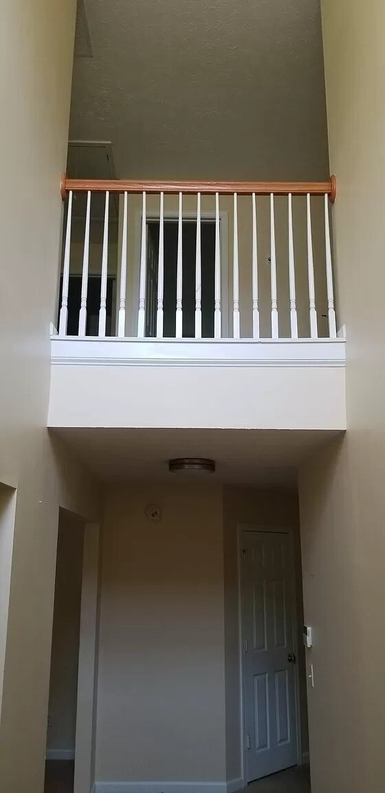 Foyer - 856 Hawthorn Ln