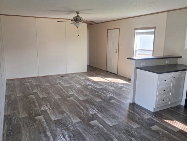 Building Photo - 572 Banjo Way