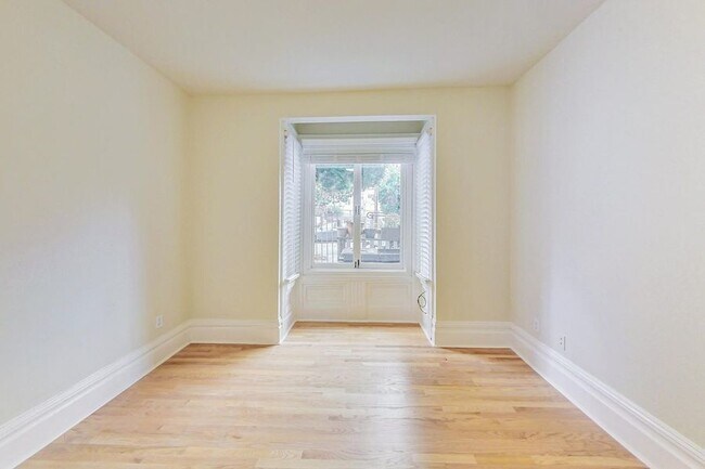 Building Photo - Beautiful Remodeled 2 Bedroom apartment on...