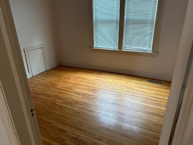 Building Photo - 2 bedroom - Duplex for RENT  Move in Nov 1st