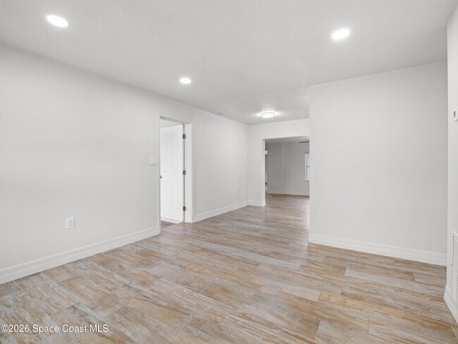 Foto del edificio - 1382 Lakewood Dr