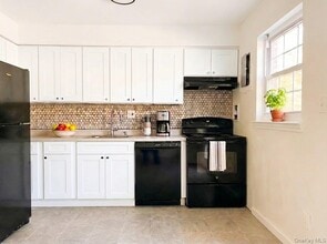 Building Photo - 5 Wildwood Dr