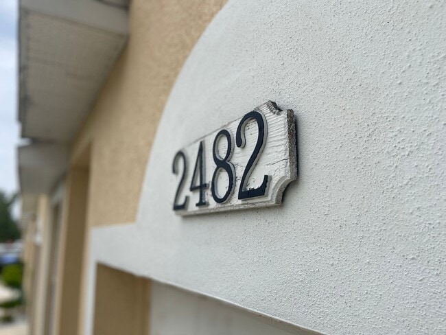 Building Photo - 3 Bedroom, 2.5 Bath Corner Unit Townhome i...