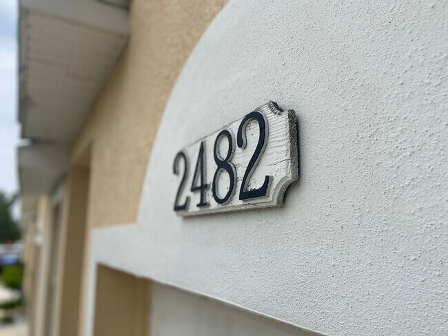 Foto del edificio - 3 Bedroom, 2.5 Bath Corner Unit Townhome i...