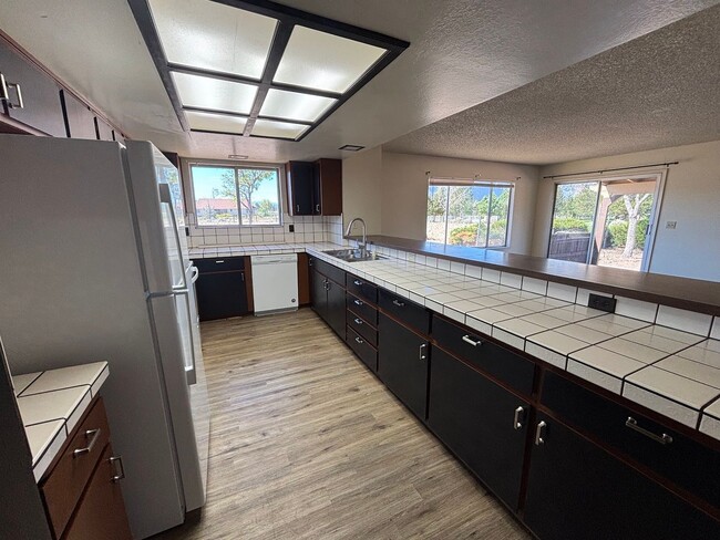 Building Photo - Spacious property with views!