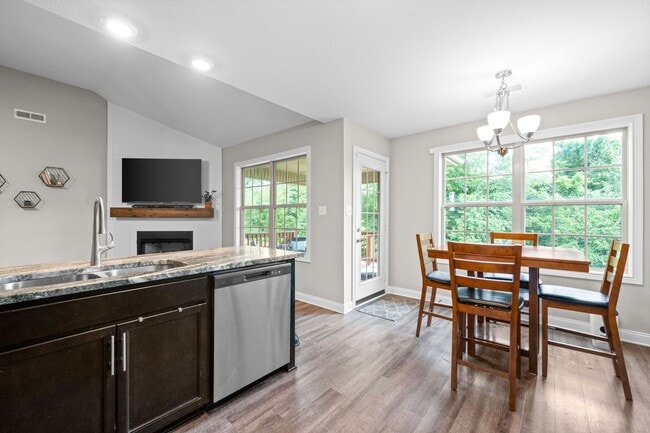 Building Photo - 3 Bed 2 Bath Home For Rent Near Downtown Clarksville!