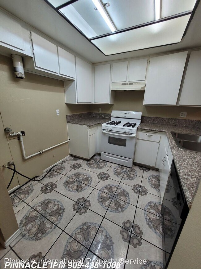 Building Photo - 2 br, 1 bath House - 959 S. Mountain Avenue