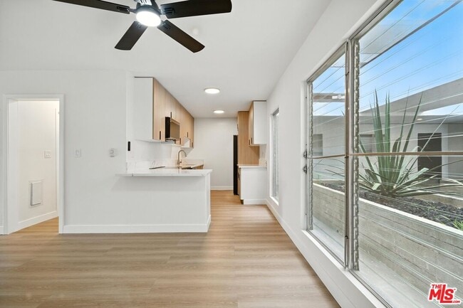 Building Photo - 305 San Vicente Blvd