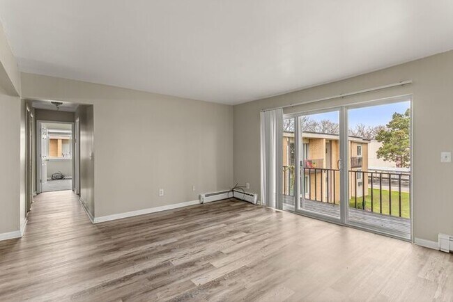 Foto del edificio - Beautiful 3 bedroom with updates galore- HEAT, Water and Sewer included !