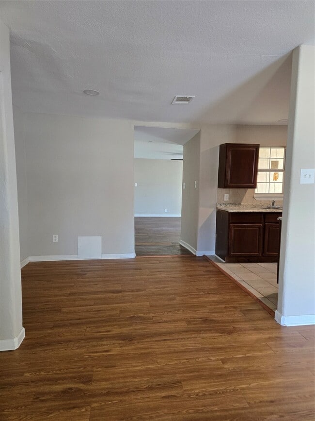 Building Photo - 3650 Mainer St
