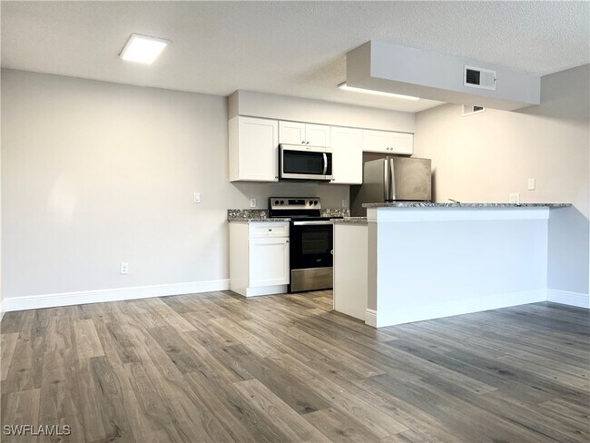 Building Photo - 5325 Summerlin Rd