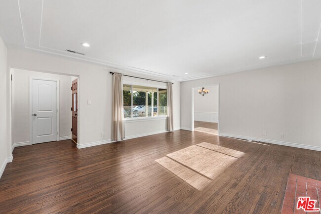 Foto del edificio - 6932 Mammoth Ave