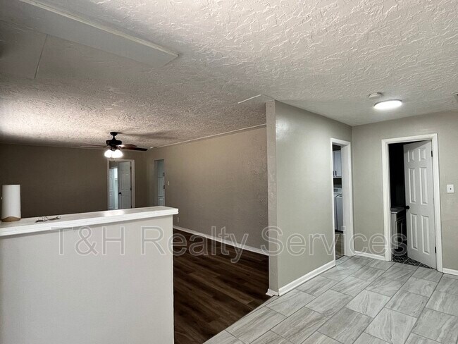 Building Photo - 1607 Costello Dr