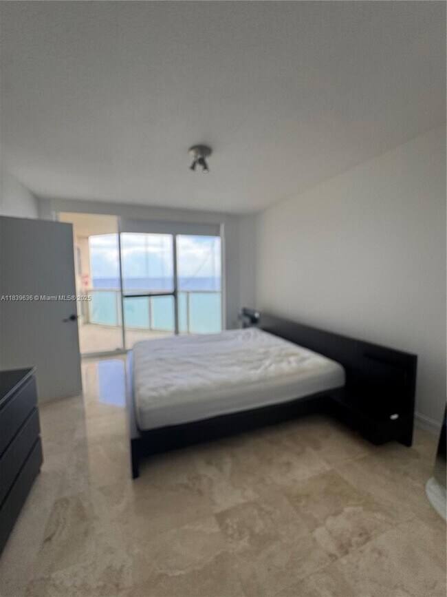 Foto del edificio - 16699 Collins Ave