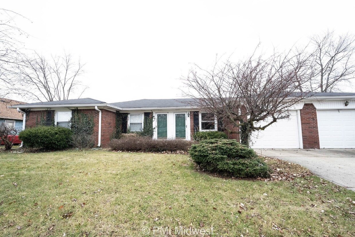 Primary Photo - 209 W Green Meadows Dr