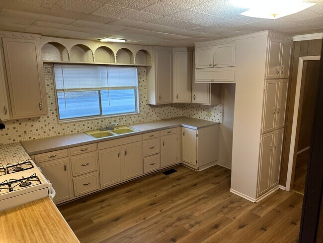 Foto del edificio - Available Now! 3-Bed, 1-Bath Home w/ Garage - Central Springdale, right next to Springdale High S...