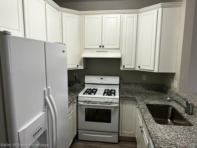 Building Photo - 41280 Maplewood Drive