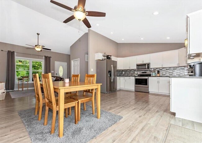 Foto del edificio - Charming Spacious 3 Bedrooms, 2bathroom Home