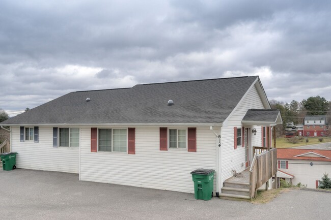 Building Photo - Hillcrest - 612/614