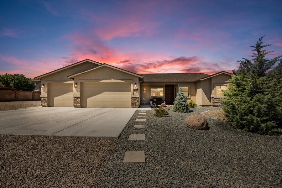 Primary Photo - Beautiful custom home for rent